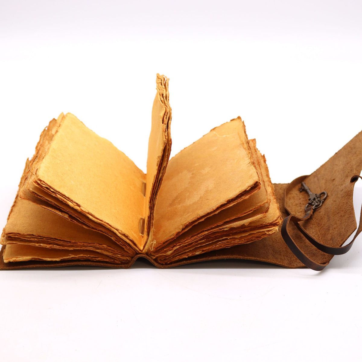 Oiled Leather & Key – 200 pages deckle-edged – 13x18cm