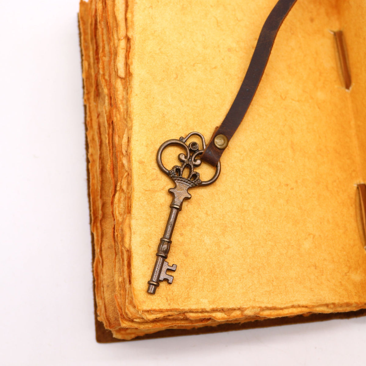 Oiled Leather & Key – 200 pages deckle-edged – 13x18cm
