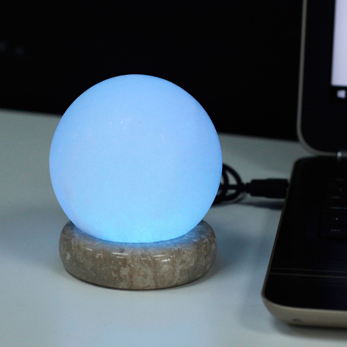 USB White Salt Lamp Sphere 9cm – Colour-Shift
